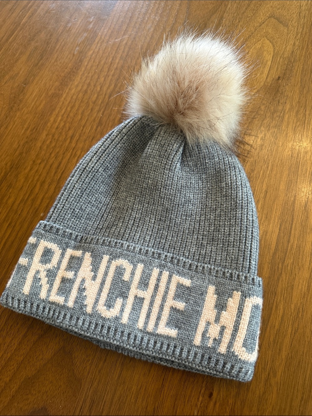 “Frenchie Mom” hat